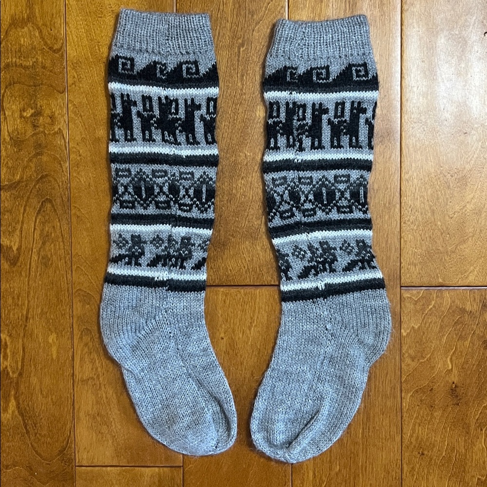 Hand Knitted Wool Acrylic Blend Grey Winter Socks One Size Vintage Inspired - Picture 2 of 6